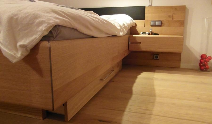 Modernes Schlafzimmer mit Holzbett, Nachttisch und Leselampe.