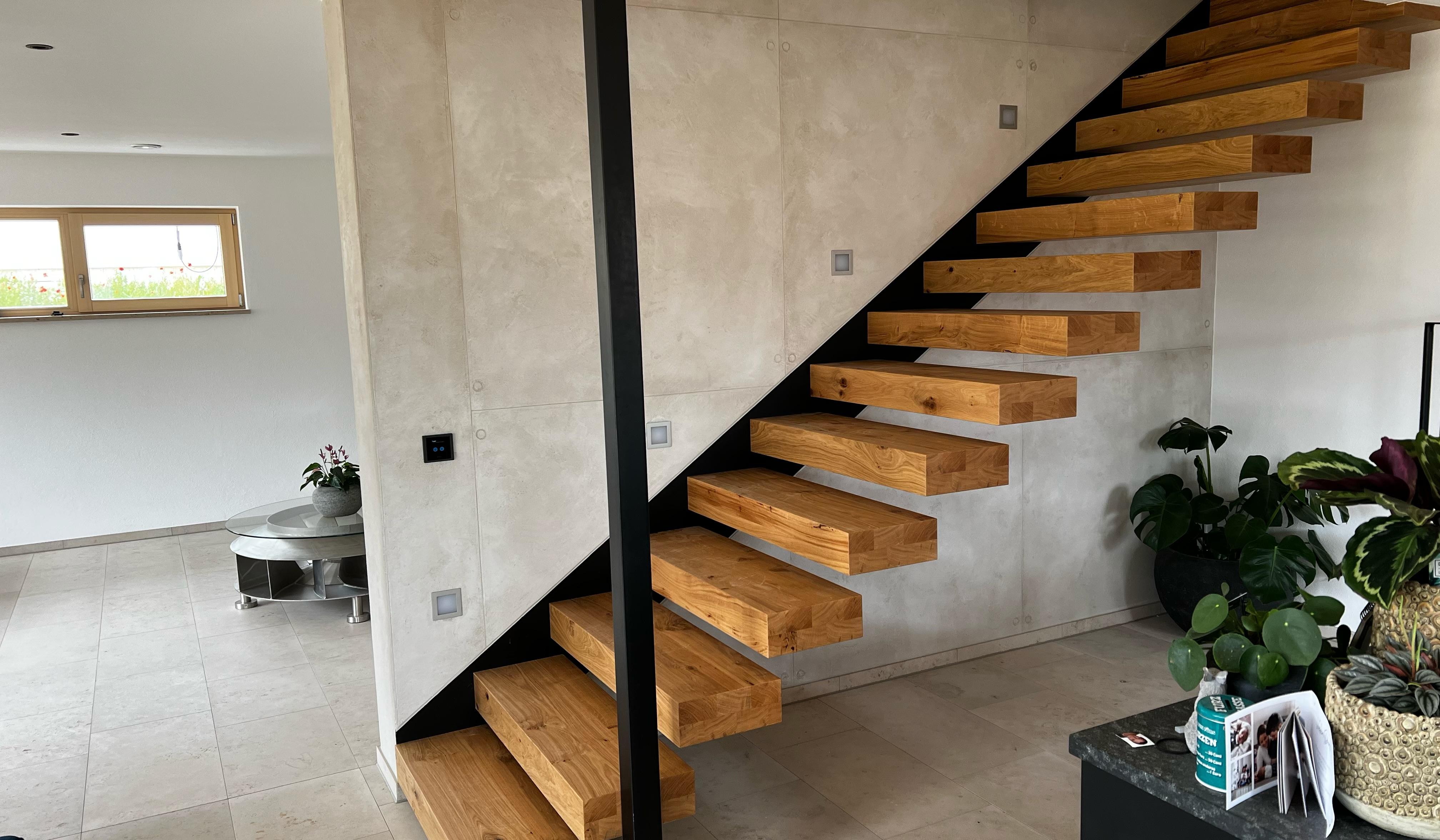 Moderne Holztreppe mit offenen Stufen in einem hellen Wohnzimmer.