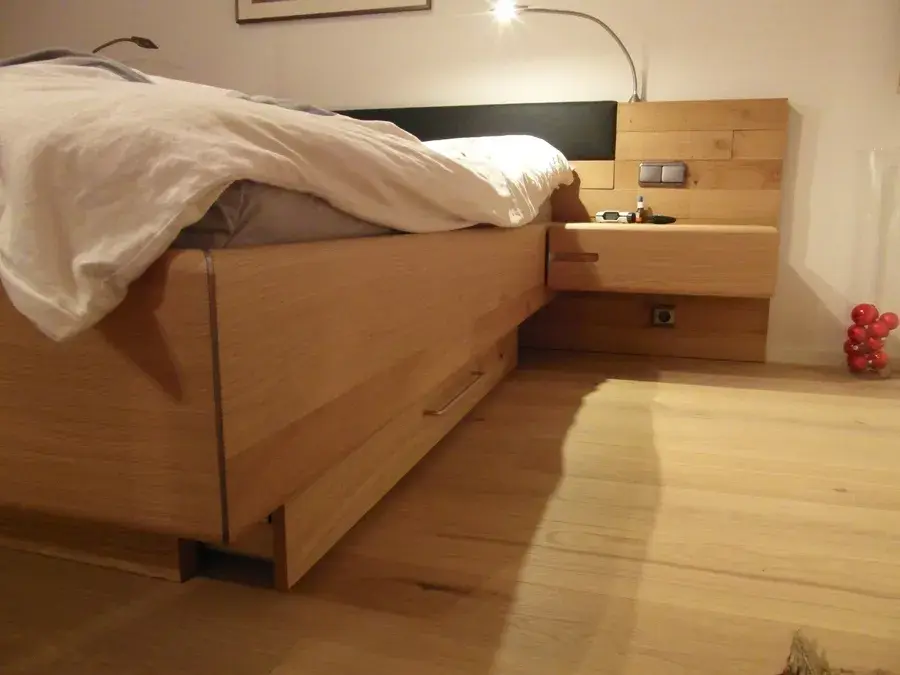 Modernes Schlafzimmer mit Holzbett, Nachttisch und Leselampe.