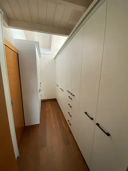 begehbare Ankleide mit vielen Schränken