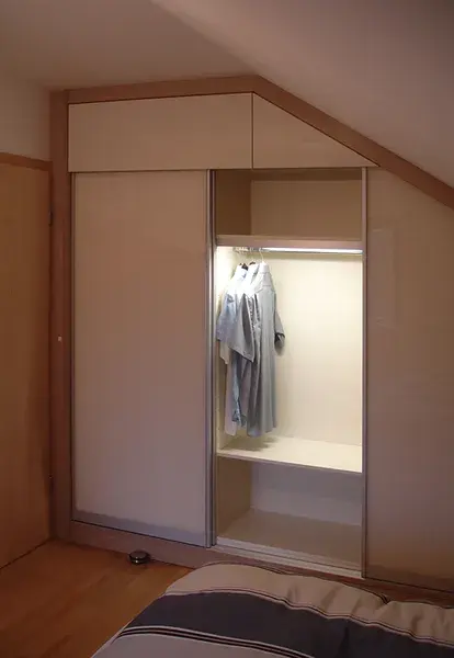 Einbauschrank in der Dachschräge