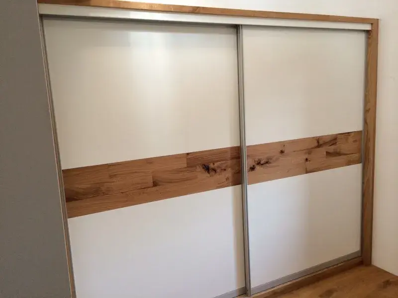Einbauschrank mit Schiebetüren