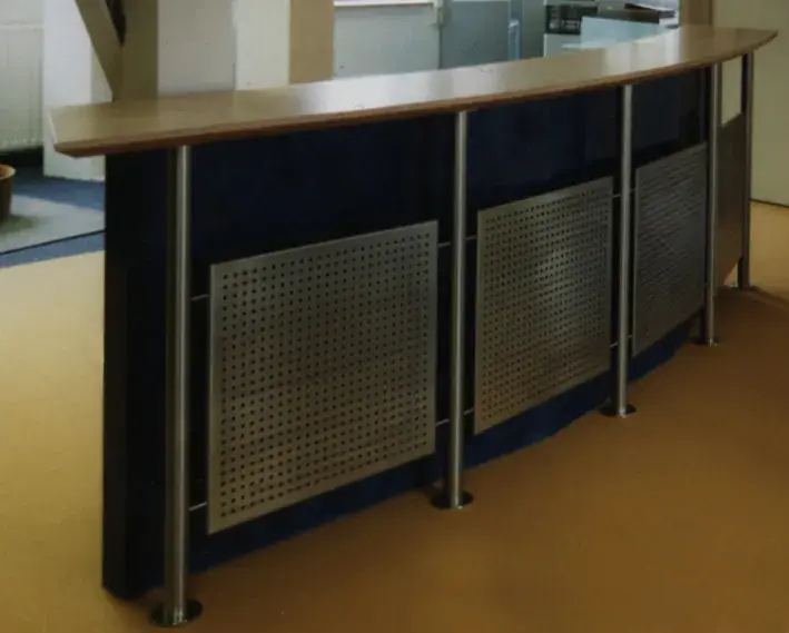 Empfang mit Metallgittern