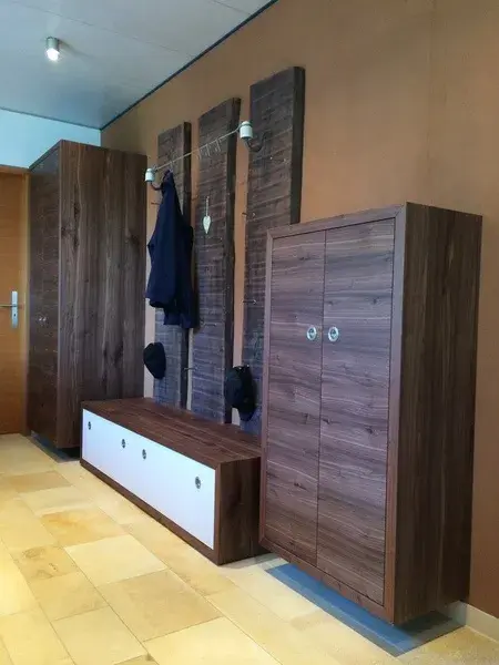 Garderobe in dunklem Holz