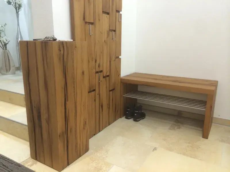 Garderobe mit Hakenwand und Sitzbank