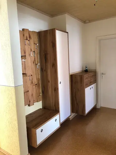 Garderobe mit Schränken und Schlüsselbrett