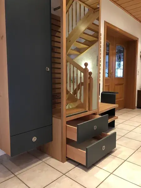 Garderobe mit Schrank, Schubladen, Spiegel und Sitzbank