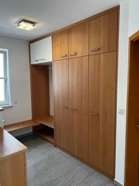 Garderobe mit viel Stauraum, Schrank raumhoch