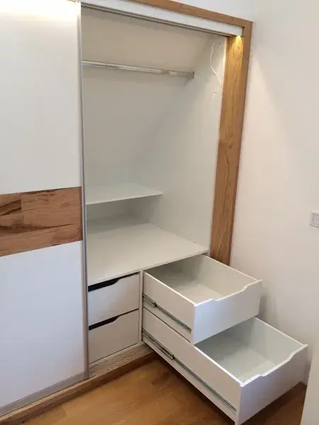 geöffneter Einbauschrank mit ausgezogenen Schubladen