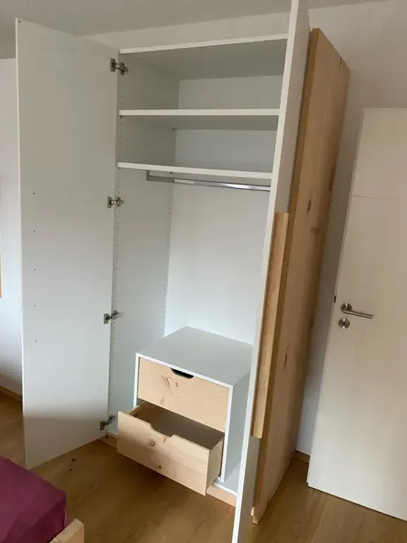 geöffneter Einbauschrank mit Innenausstattung