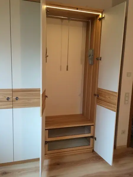geöffneter Einbauschrank