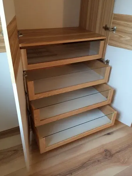 Innenleben vom Schrank mit Schubladen