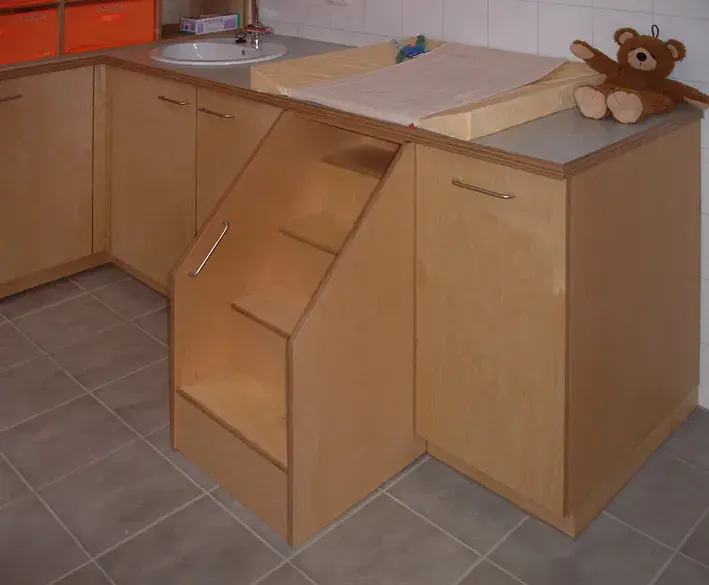 Schrank mit kleiner Treppe, passend für Kinder