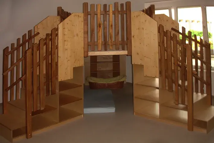 Klettergerüst drinnen, für die Kinder zum Spielen