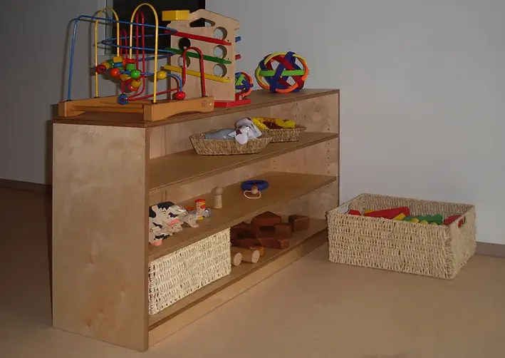 Regal zur Aufbewahrung von Spielzeug