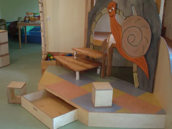 Spielfläche mit Schneckendesign im Kindergarten zum Spielen