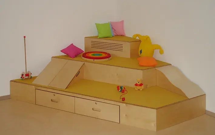 Spielfläche zum Klettern mit gelben Teppich