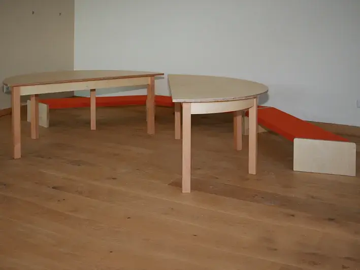 kleiner Tisch und Bänke für Kinder