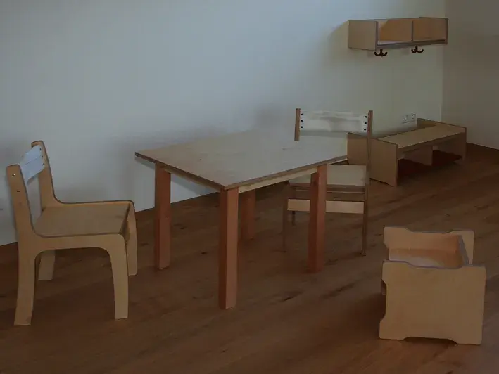 kleiner Tisch und Stühle passend für die Kinder im Kindergarten