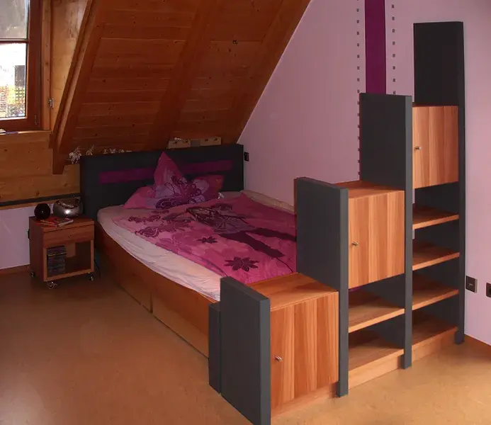 Kinderzimmer Bett mit Regal davor
