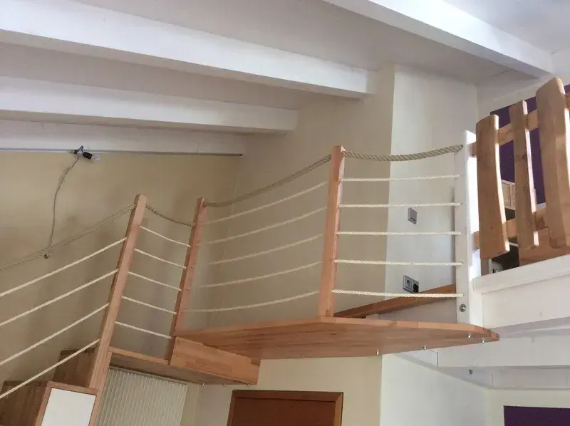 Kinderzimmer erhöhter Weg zur Maisonette