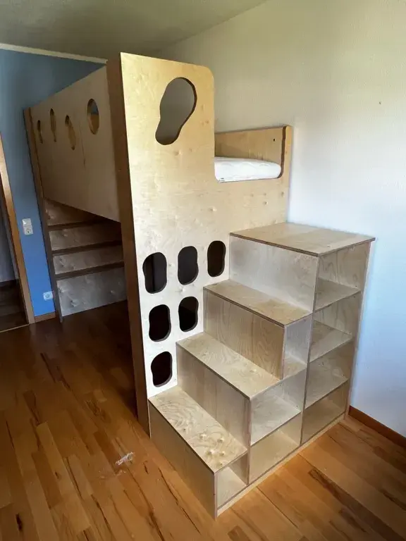 Kinderzimmer Hochbett mit passender Treppe
