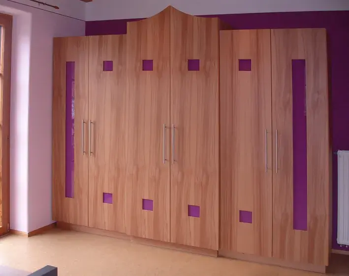 Kinderzimmer Schrank mit Farbakzenten