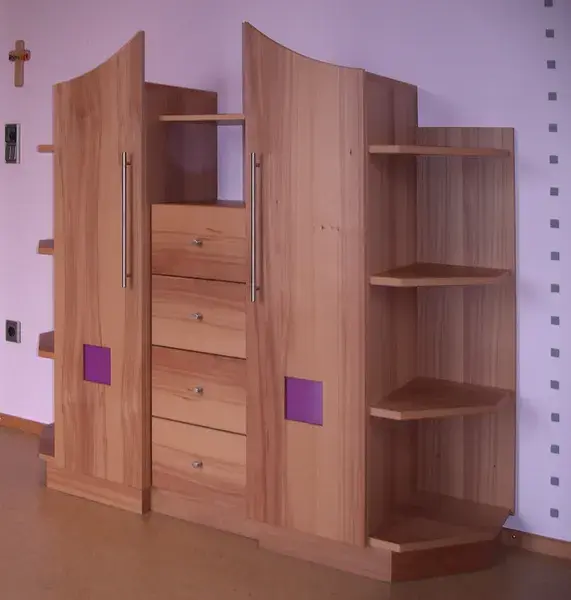 Kinderzimmer Schrank mit Farbakzenten