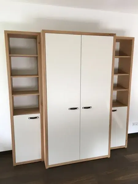 Kinderzimmer Schrank mit Regalen an den Seiten