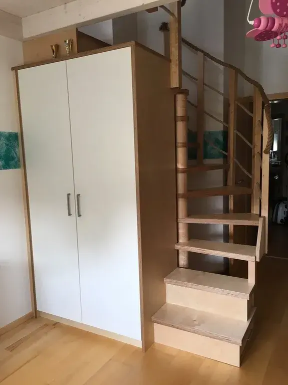 Kinderzimmer Schrank mit Treppe zum höhergelegenen Bett