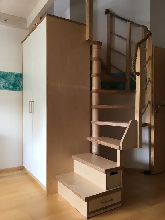 Kinderzimmer Schrank mit Treppe