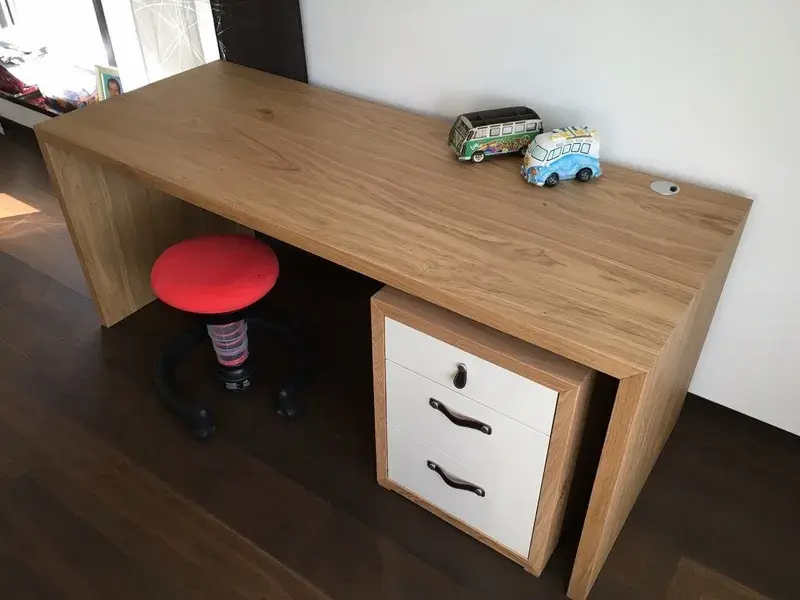 Kinderzimmer Schreibtisch mit Schreibtischstuhl
