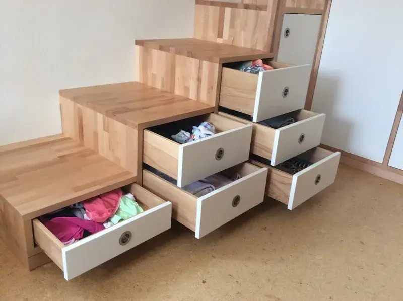Kinderzimmer Schubladen in der Treppe