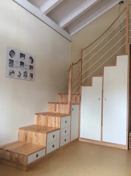 Kinderzimmertreppe mit eingebauten Schubladen und Geländer