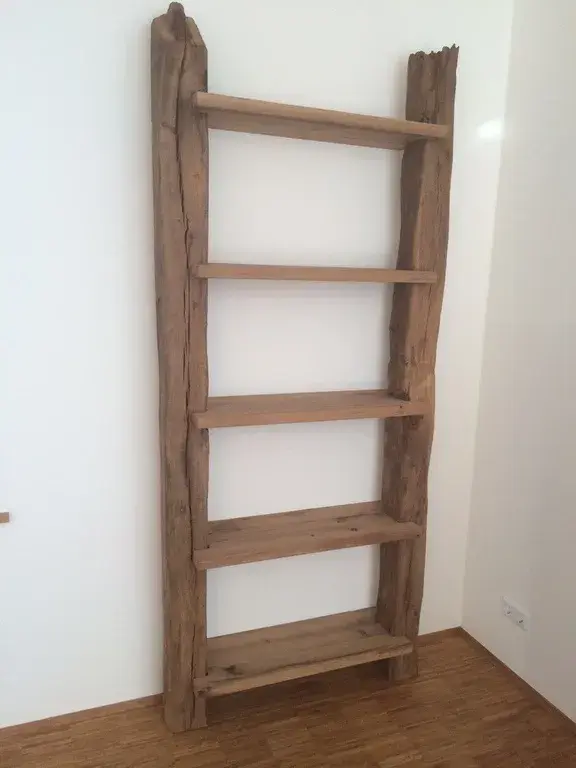 Regal im rustikalen Holz-Design