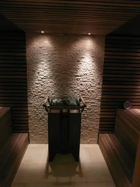 Sauna mit Blick auf den Ofen