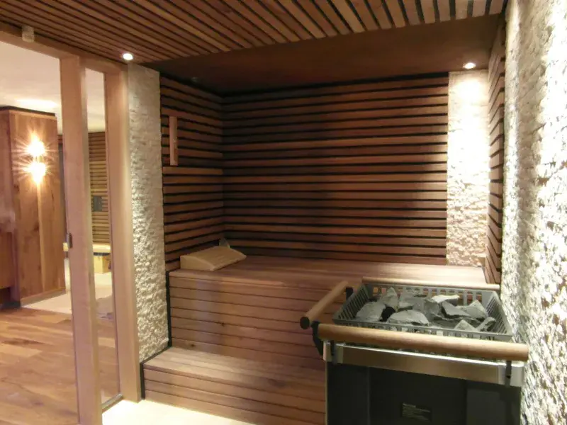 Sauna Innenbereich mit Bank und Ofen