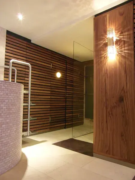 Außenbereich der Sauna mit Tauchbecken und Dusche