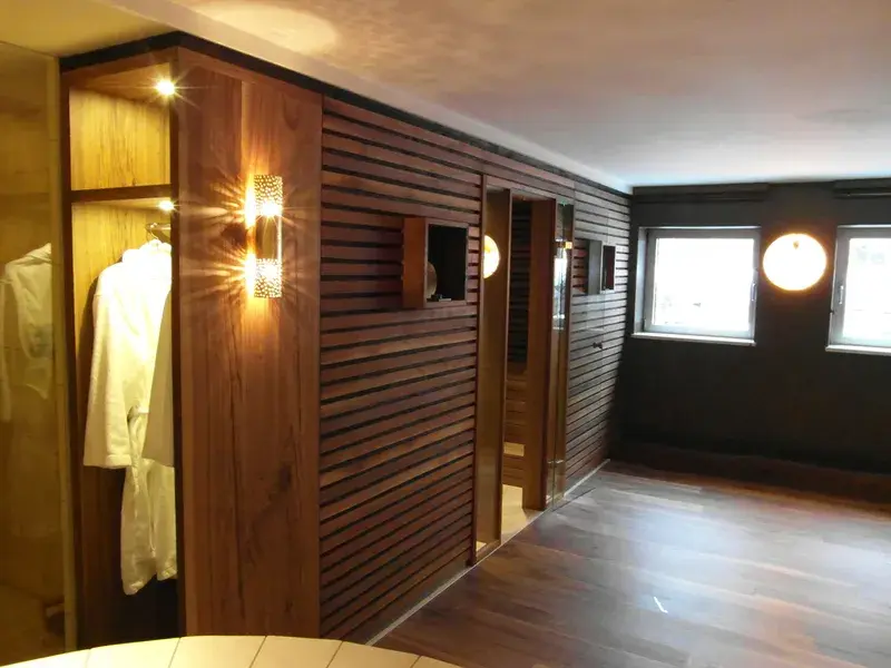 Saunaeingang mit Schrank-Ankleide