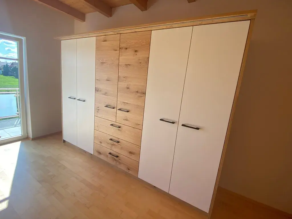 Schrank mit 3 Abteilen