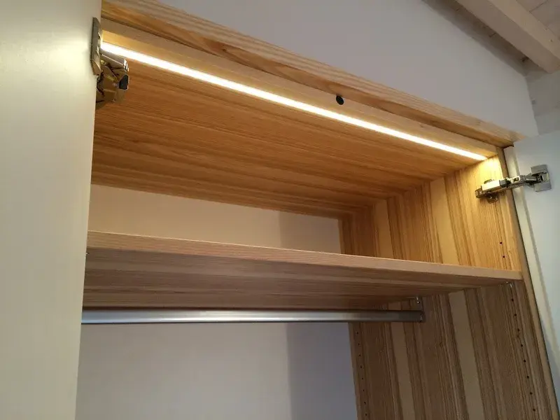 Schrank mit Innenbeleuchtung