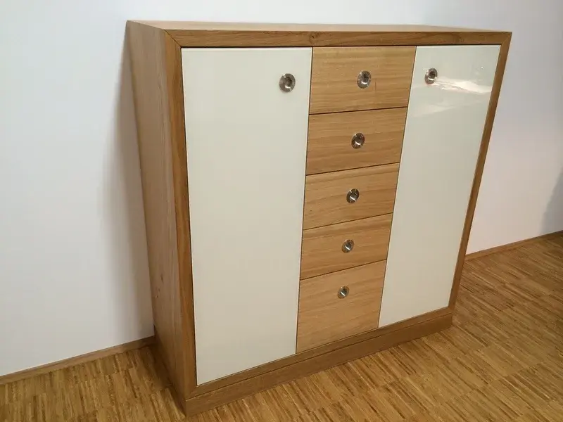 Schrank mit Schubladen fürs Büro