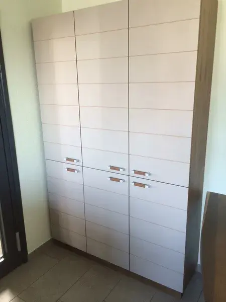 Schrankwand mit viel Stauraum im Büro
