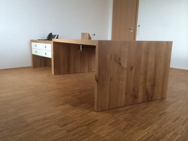 Schreibtisch Büro mit Schubladen