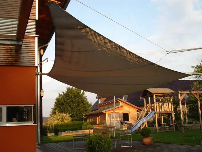 Sonnensegel über der Terrasse