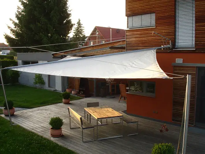 Sonnensegel von oben fotografiert über der Terrasse