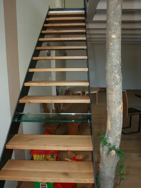 Treppen mit einer gläsernen Stufen, als Akzent
