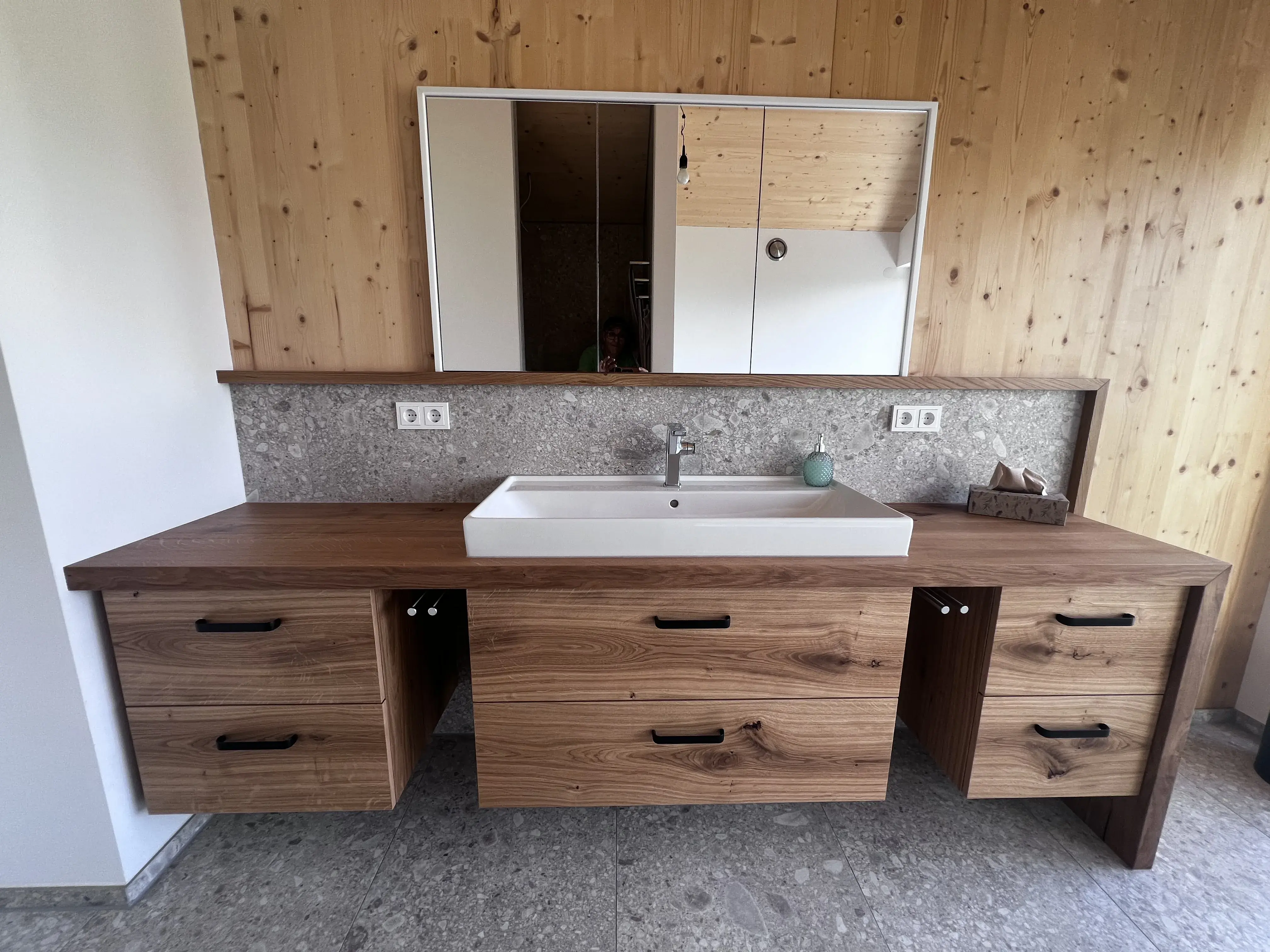 Waschtisch aus Holz mit Waschbecken, drei Spiegeln und sechs Schubladen.