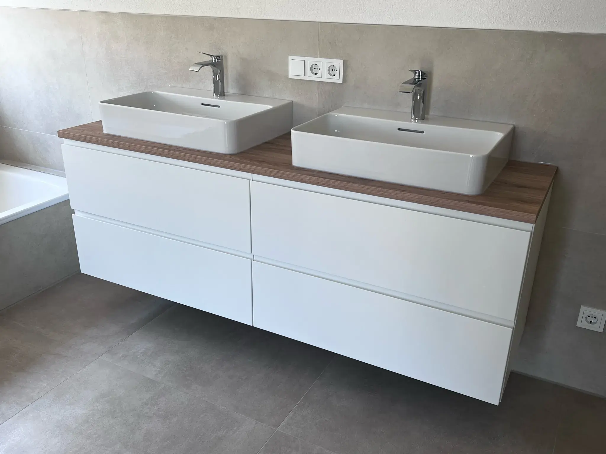 Modernes Bad mit Doppelwaschbecken und weißem Unterschrank